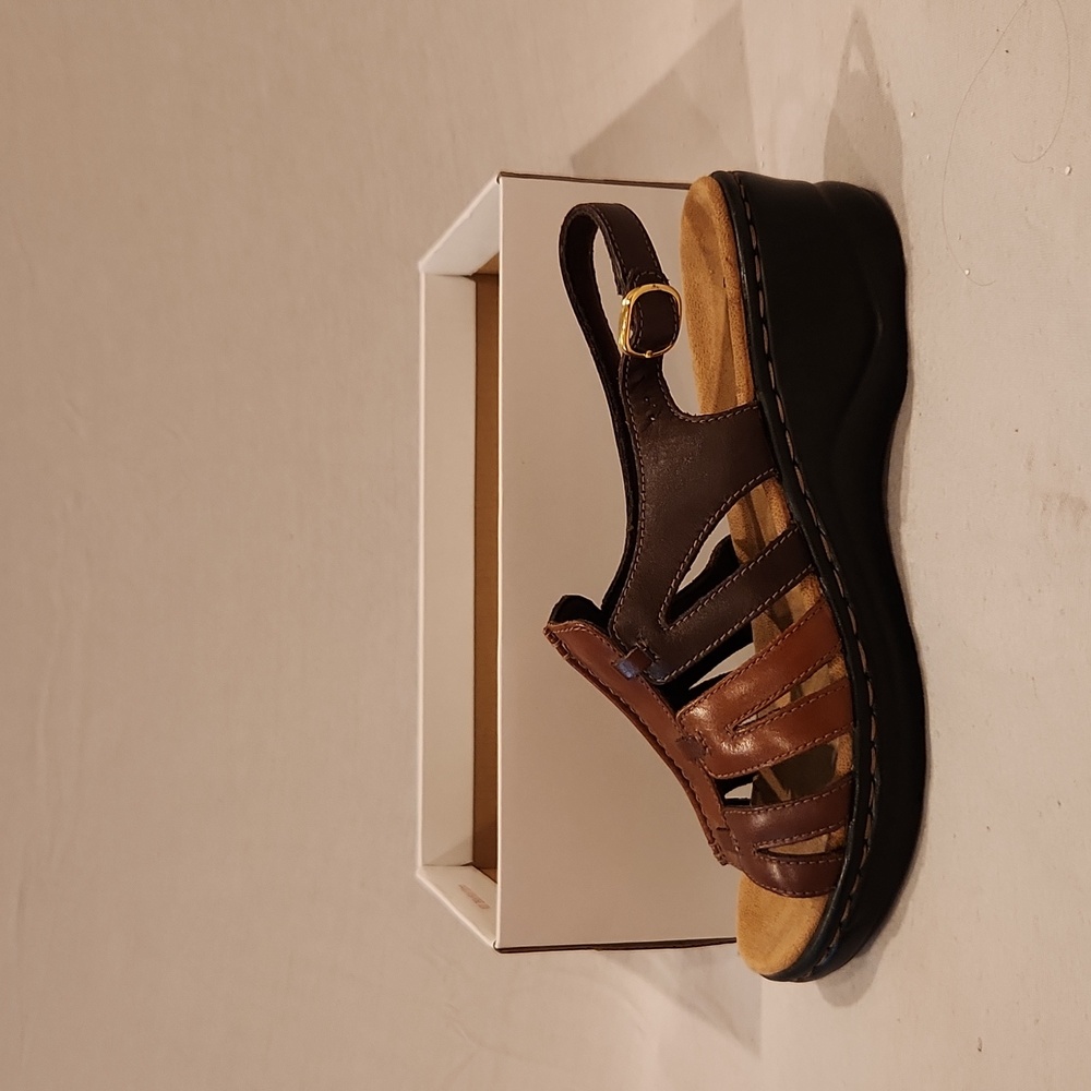 NIB Clarks leather cushioned walking sandals sz 8M
